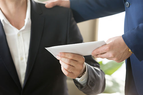 退職した社員のボーナスを減額することは法的に可能か