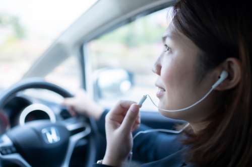 運転中のイヤホン使用は違反？ 片耳でも交通違反になりうる理由