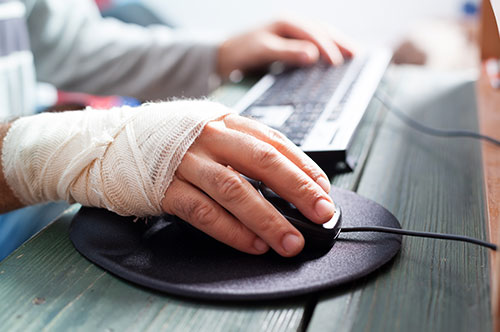 副業をしている労働者。労災保険の支給ルールはどうなる？