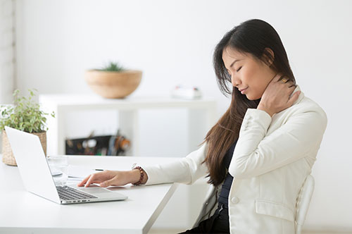 交通事故で仕事しながら通院するのは難しい…補償や慰謝料は？