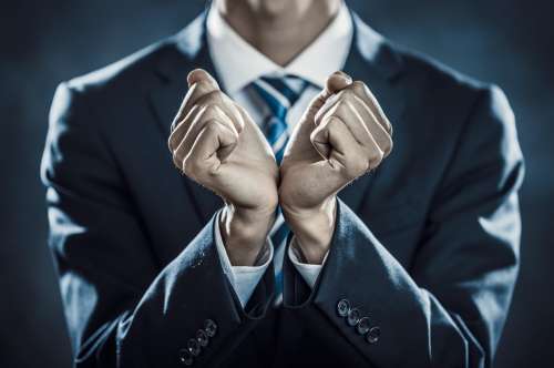 身代わり出頭すると犯人隠避罪に！ 頼んだ側も罪に問われる？