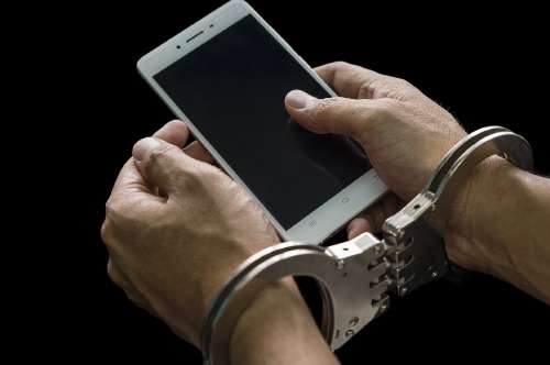 逮捕されたらスマホは没収される？ 拘置所の生活や連絡方法につ...