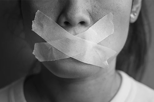 完全黙秘は難しい？ 続けたらどうなる？ 黙秘のメリットとデメリット