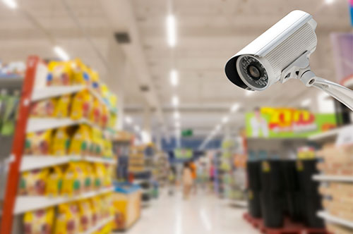 万引きすると防犯カメラで身元特定される？ 後日逮捕の可能性とは