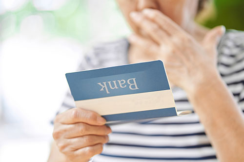 勝手に故人の預金を引き出すのはNG？ 遺産相続の流れと注意点