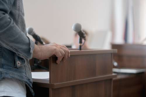 裁判での嘘（うそ）の主張が罪に問われる？ 偽証罪が成立する可能性について