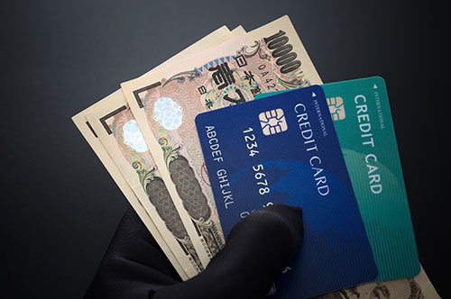 クレジットカード詐欺で家族が逮捕！ 問われる罪や対処法を解説