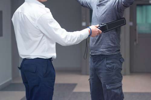 逮捕後に行われる身体検査ではなにをする？ 拒否したとき起こること