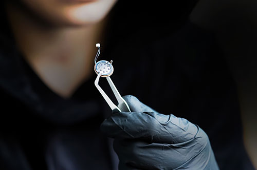 盗聴は犯罪行為？ 罪に問えるケースと慰謝料請求について解説