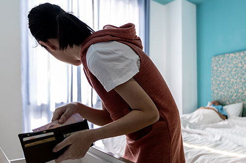 親子間でお金を盗んでも罪に問われない？ 親族相盗例について解説