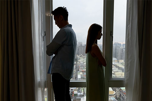 同居義務違反とは？ 相手に慰謝料請求や同居命令をすることは可能？