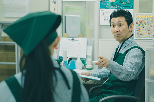 「休むなら代わりを探して」は違法？ 企業が注意するべき法律とは