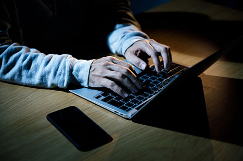 ネットバンクなどの不正送金で問われる罪は？ 逮捕された場合の対処法