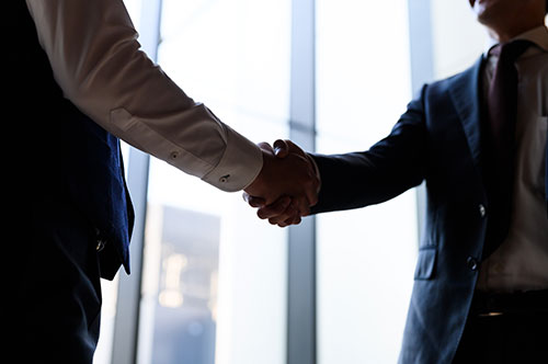 事業譲渡と株式譲渡の違い｜メリット・デメリットや選択のポイント