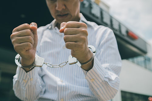 体液をかける行為の罪名と科される刑罰│公然わいせつ・暴行・器物損壊