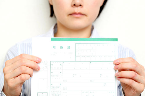 盗撮で逮捕された夫と離婚したい！ 逮捕を理由に慰謝料請求は可能？