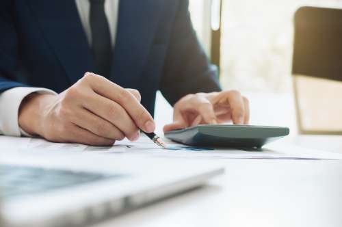 出向先での残業代（時間外手当）を負担するのは出向元？ 出向先？