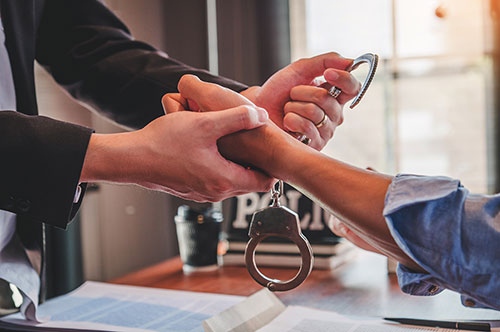 再逮捕とは｜再逮捕されると罪が重くなる？ されるケースと対応法