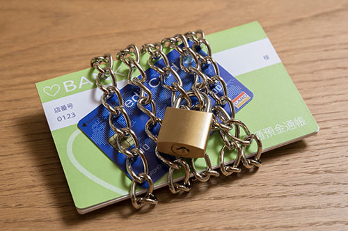 債務整理をすると口座凍結！？ 出金・入金の可否や解除時期