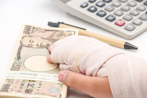 労災の見舞金はいくら？ 慰謝料との違いと給付金額への影響を解...