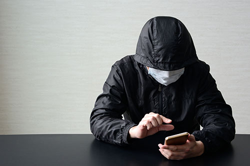 ロマンス詐欺で逮捕されたらどうなる？ 量刑や逮捕後の流れについて