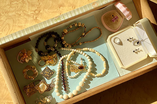 形見分けは勝手に行ってもいい？ 故人の形見は誰のものなのか