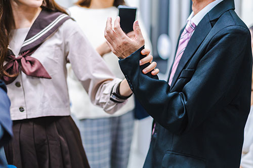 痴漢行為で問われる罪は？ どのような刑罰に処されるのか