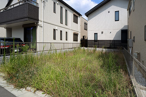 自己破産で土地は処分される？ 残せるケースや残すための対処法...