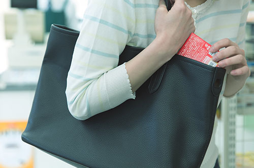 中学生の万引きの処分は？ 逮捕後の流れと家族が取るべき対応