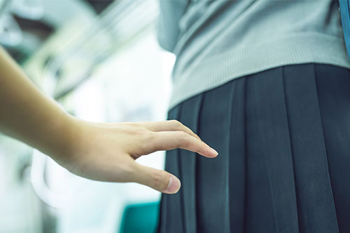 迷惑防止条例違反に該当する行為は？ 逮捕された場合の対応