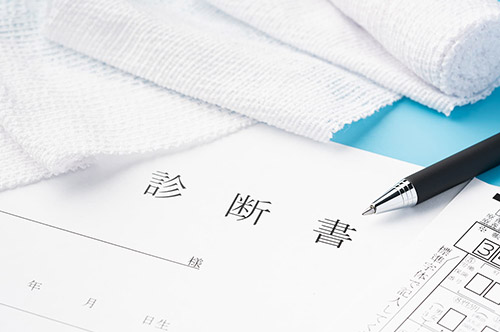 診断書を偽造したら逮捕される？ 違法性と逮捕後の流れを解説