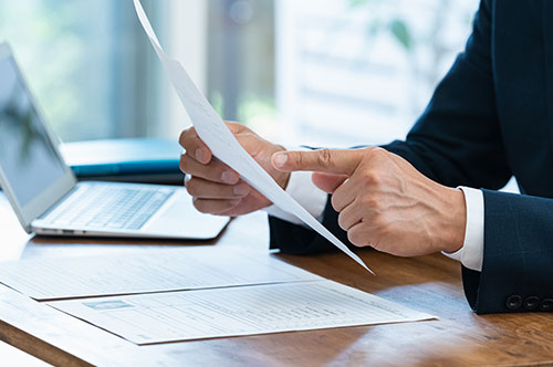 履歴書に書いた嘘がバレるとどうなる？ 偽造は犯罪に問われるの...