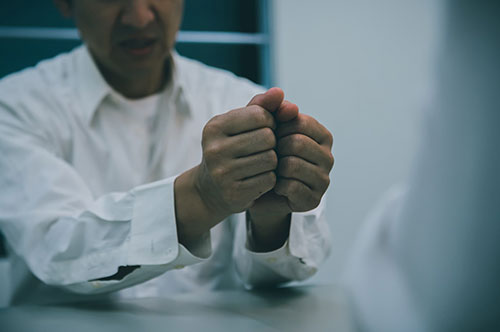 自首をしたら親にバレる？ 親に連絡が来る可能性と逮捕後の流れ