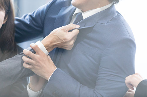 社内で暴力事件を起こした社員に懲戒処分を下す際の注意点