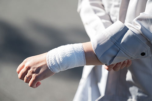 一人親方が業務中に負傷したとき労災保険が使えるケースと手続きを解説