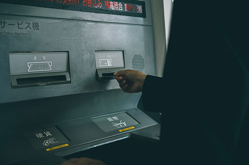 キャッシュカードのすり替えは窃盗罪？ 詐欺罪？ 問われる罪と...