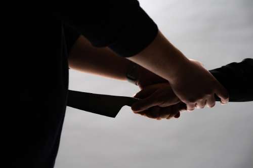 嘱託殺人の裁判例｜科される罪や殺人罪・自殺幇（ほう）助などとの違い