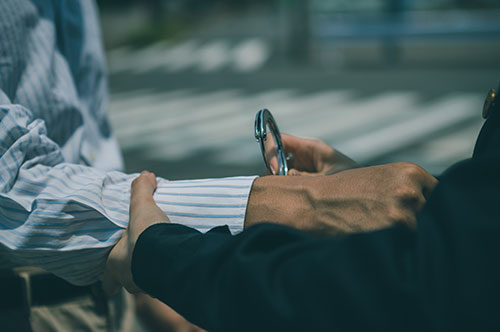 警察の逮捕に前兆はある？ 逮捕に至るまでの流れと逮捕の条件