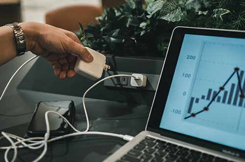 スマホの充電で逮捕？ 電気窃盗で問われる罪と逮捕される可能性