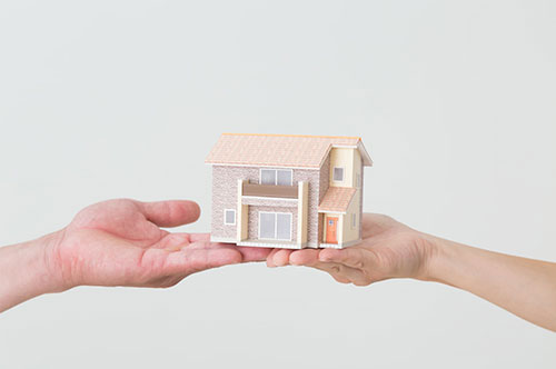 贈与と譲渡の違いとは？ 不動産を相続する際の手続きや注意点