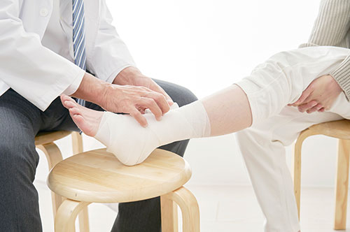 交通事故で治療費打ち切りと言われた！ 治療を続けたいときの対処法