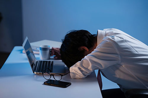 残業100時間超えは労働基準法違反！ 心身を守るため労働者にできること