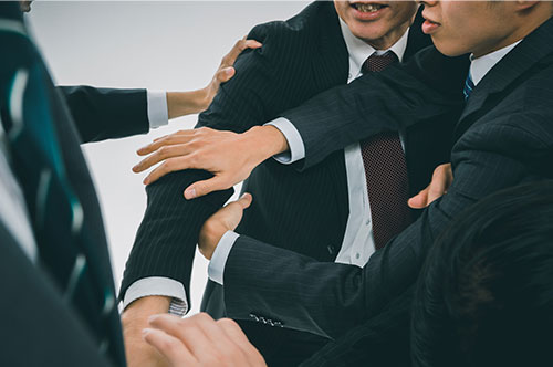 職場で仕事中にケンカをしてケガを負った！ 労災は適用される？