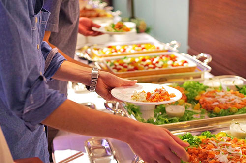 食べ放題で飲食物の持ち帰りは罪になる？ 法的責任や処罰を解説