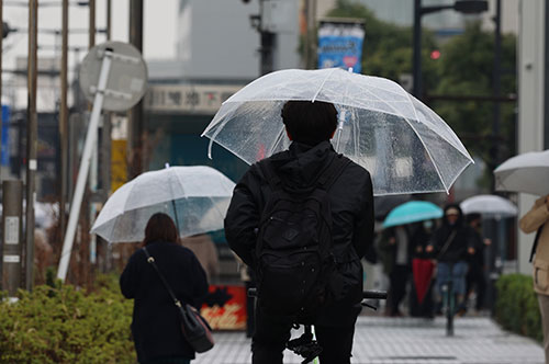 自転車の傘差し運転による罰則とは｜刑事責任と民事責任