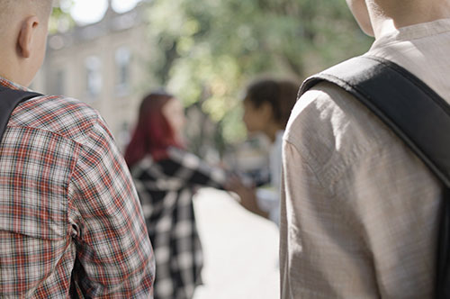 喧嘩を止めないやじ馬も罪に問われる？ 現場助勢罪とはどんな罪か