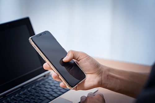 会社の悪口を投稿する社員をクビにできる？ 懲戒解雇の要件とは