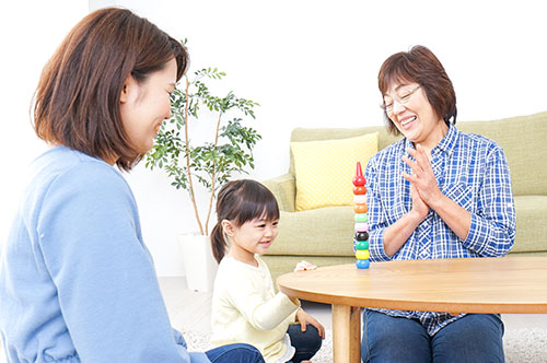 離婚時、子どもを祖父母が育てることは可能？ 親権との関係性