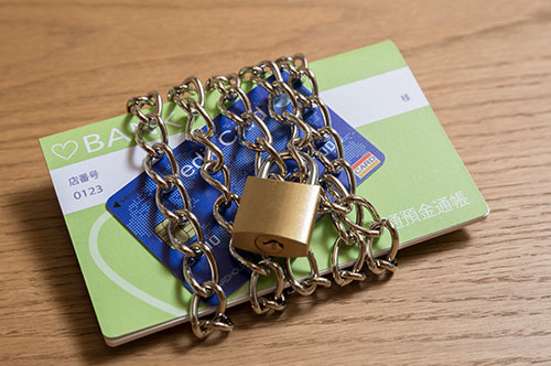 相続開始後に故人の口座が凍結される？ 凍結のタイミングや解除方法