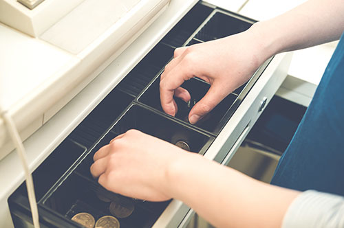 内引きはバレる？ 被害届を出されたとき問われる罪と受ける処罰